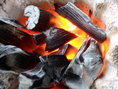 インドネシアのマングローブ備長炭です。高温で燃焼します｡