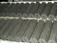 株式会社 JIC / ジェイ・アイ・シーの成形木炭は無煙・無臭でスパークしません｡株式会社 JIC / ジェイ・アイ・シーは上質の木炭を原料に圧縮炭を製造しています。ブリケット　チャコール(BRIQUETTE CHARCOAL)とも呼ばれています。木炭を粉砕機で20 x 40 meshに粉砕し、タピオカ澱粉を加え、六角形または四角形の金型で圧搾します。その後、天日またはオーブンで乾燥させています。